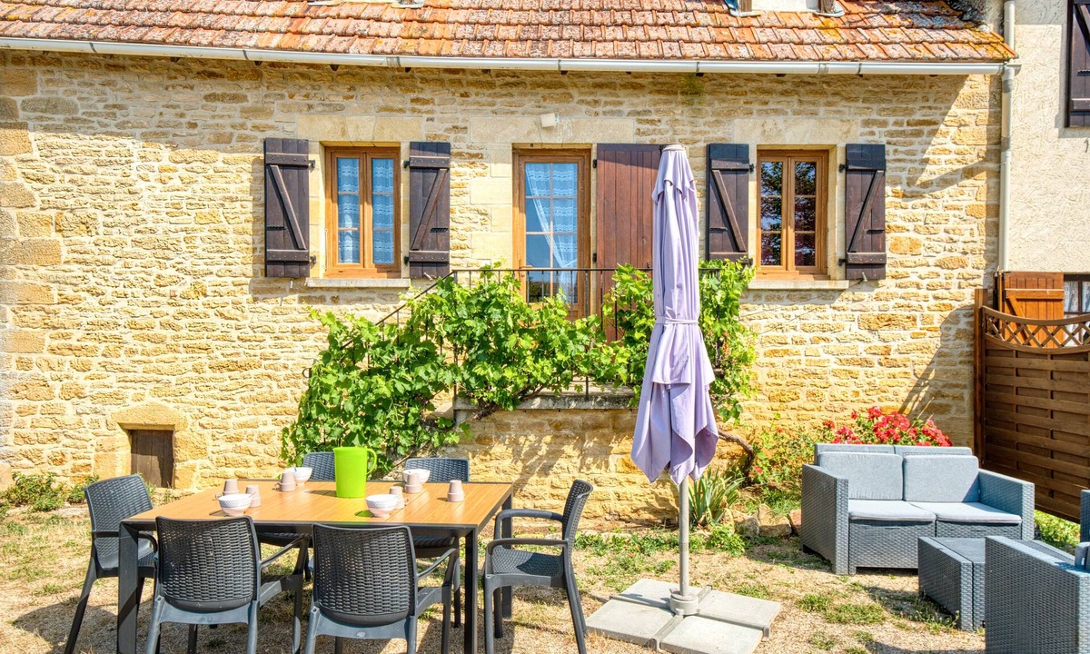 Saint-Genies House | Holiday Home 'L'Hirondelle - Perigord Noir' with Private Terrace and Shared Garden