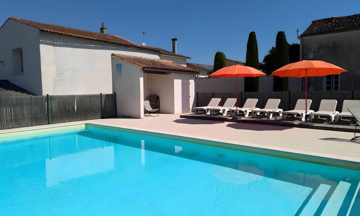 Verrieres House | Holiday Home 'La Bonne Chauffe - Serpentin' with Shared Pool, Private Terrace and Wi-Fi