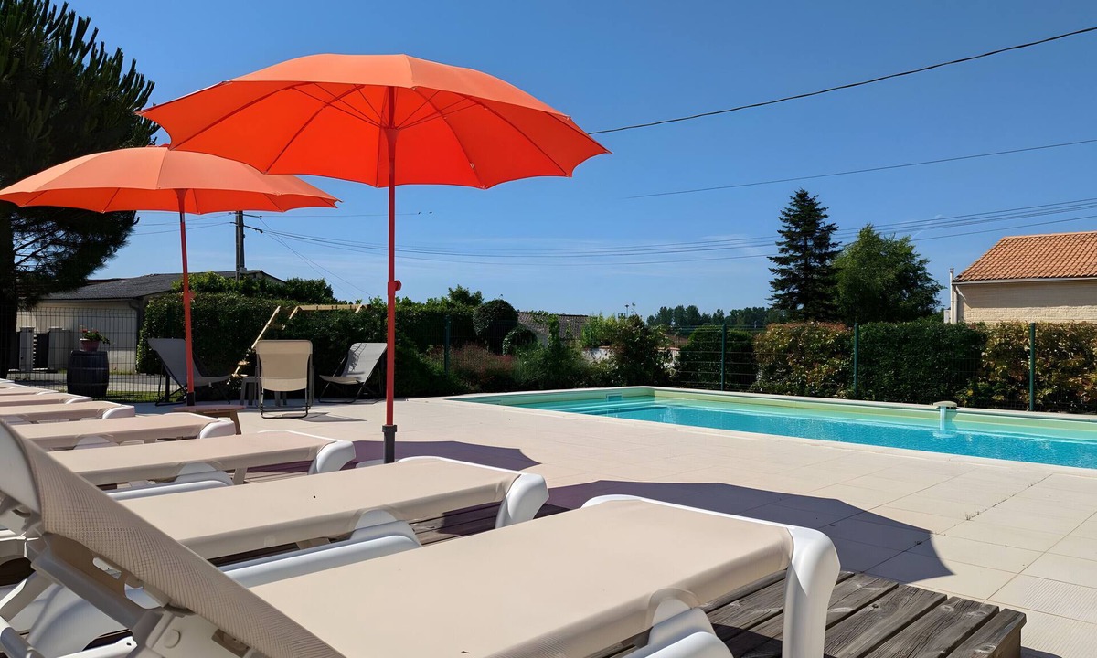 Verrieres House | Holiday Home 'La Bonne Chauffe-Col De Cygne' with Shared Pool, Private Terrace and Wi-Fi