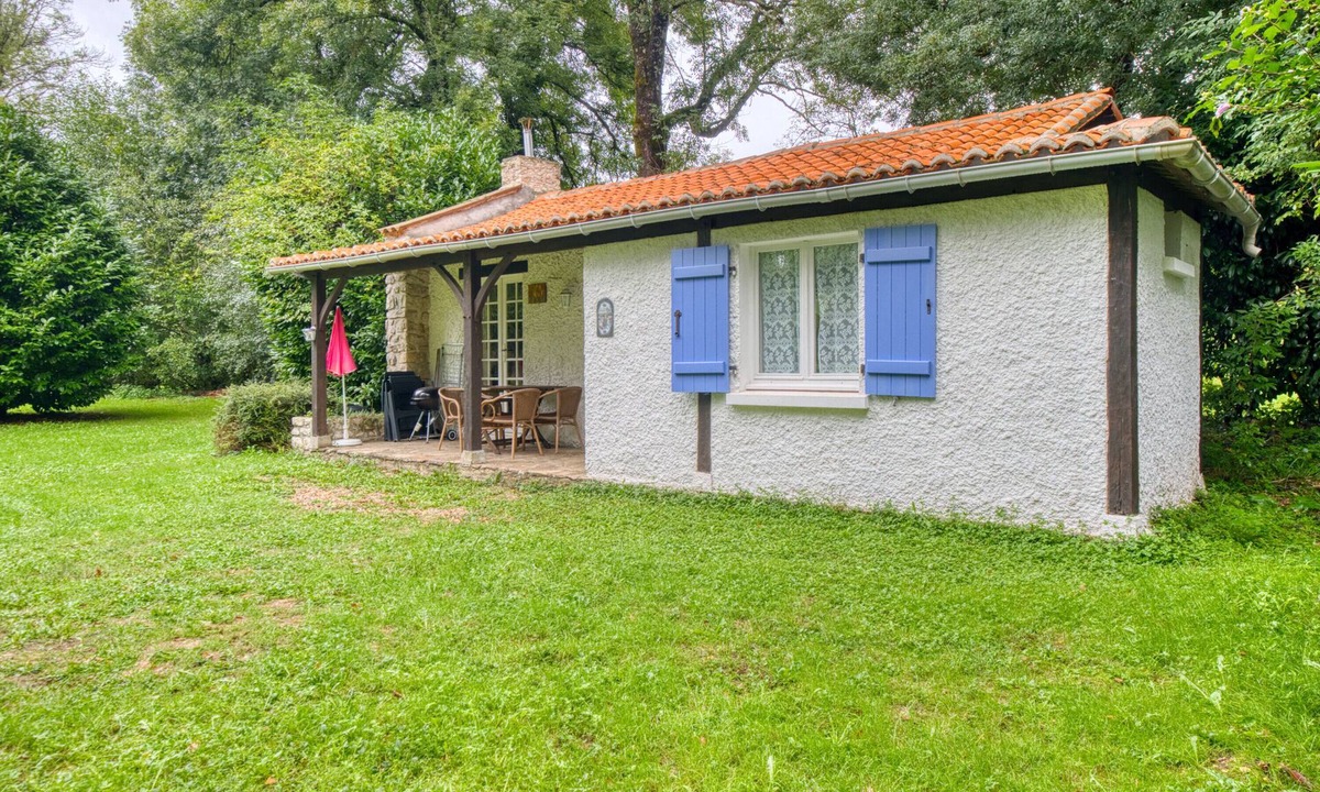 Varaignes House | Holiday Home 'La Cascade' with Lake View, Shared Pool and Private Terrace