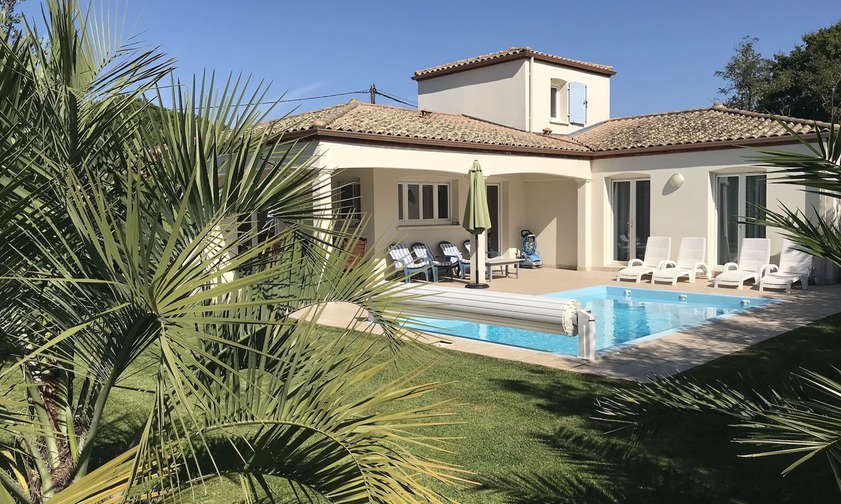 La Tremblade House | Holiday home with heated swimming pool, new bedding, in a calm area