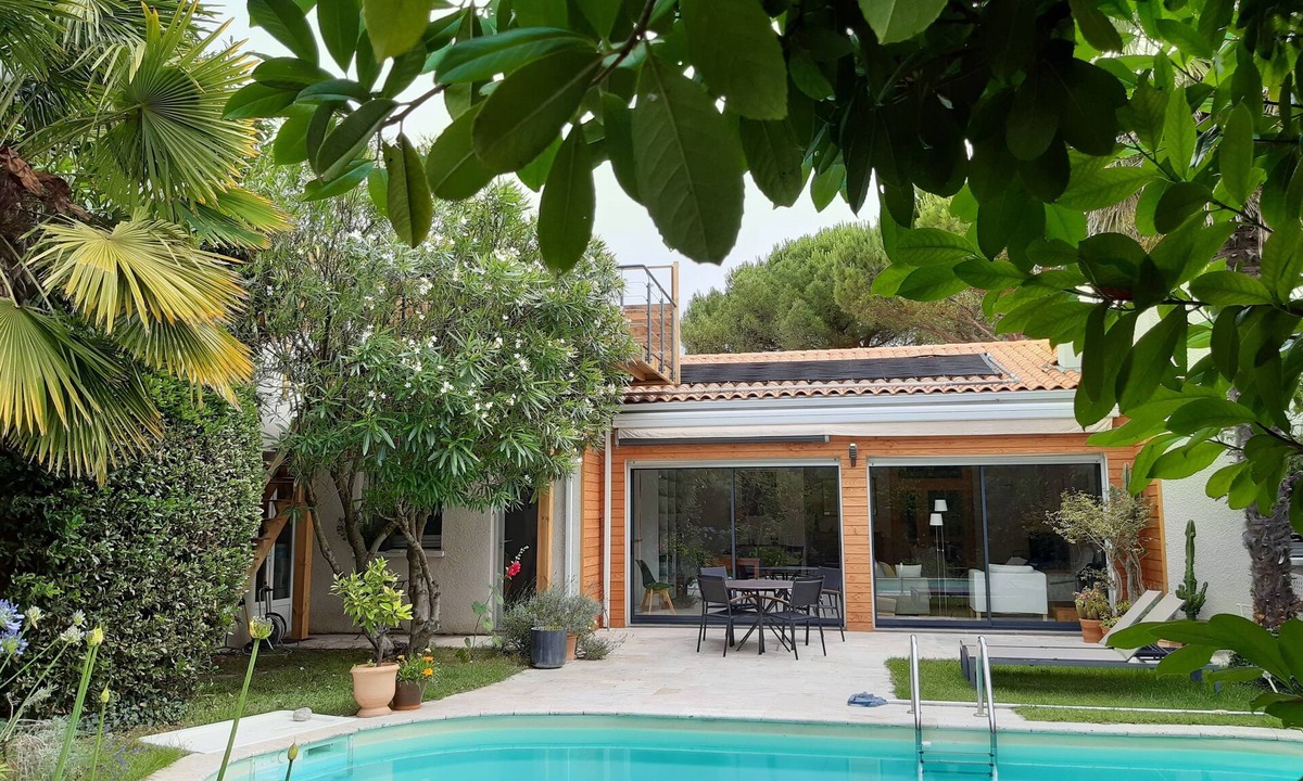 La Rochelle House | Home with south facing pool not overlooked in La Rochelle