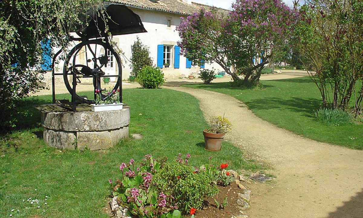 Saint-Vincent-la-Chatre House | Homerez - Charming House in Saint-Vincent