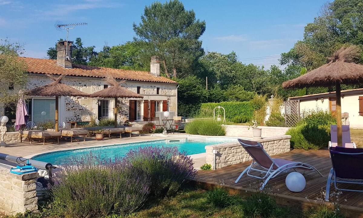 Bussac-Foret House | Homerez - Nice house for 2 ppl. with shared pool and terrace at Bussac-Forêt