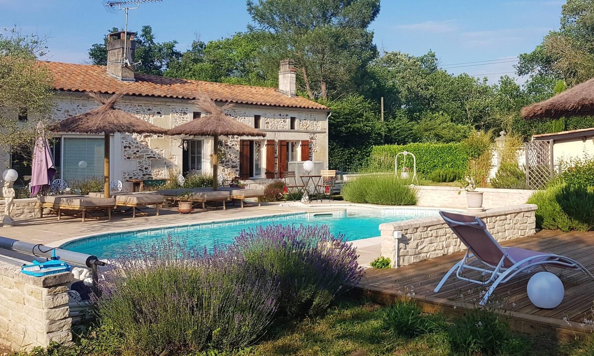 Bussac-Foret House | Homerez - Nice house for 3 ppl. with shared pool at Bussac-Forêt