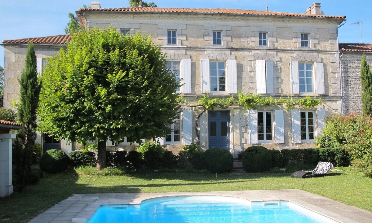 Courbillac House | House full of character with pool
