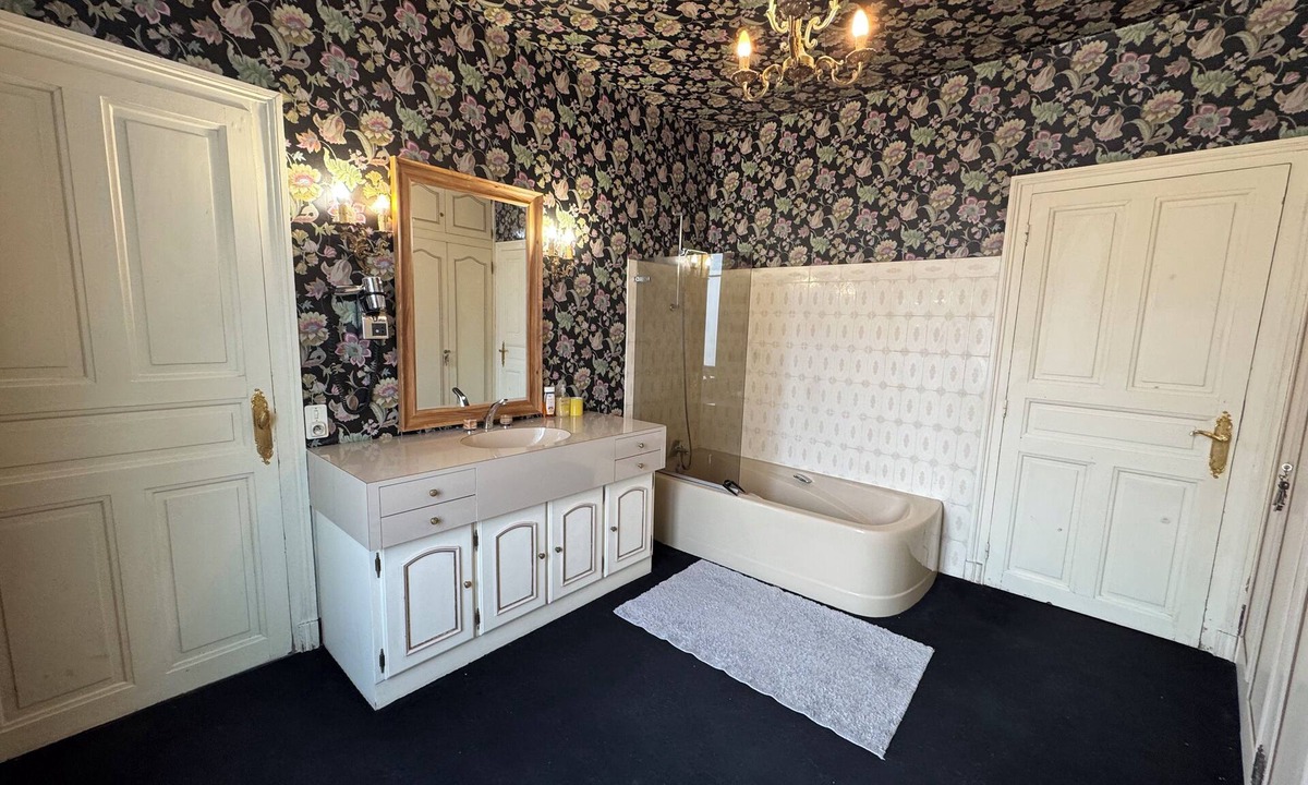 Bort-les-Orgues House | House in the heart of the city