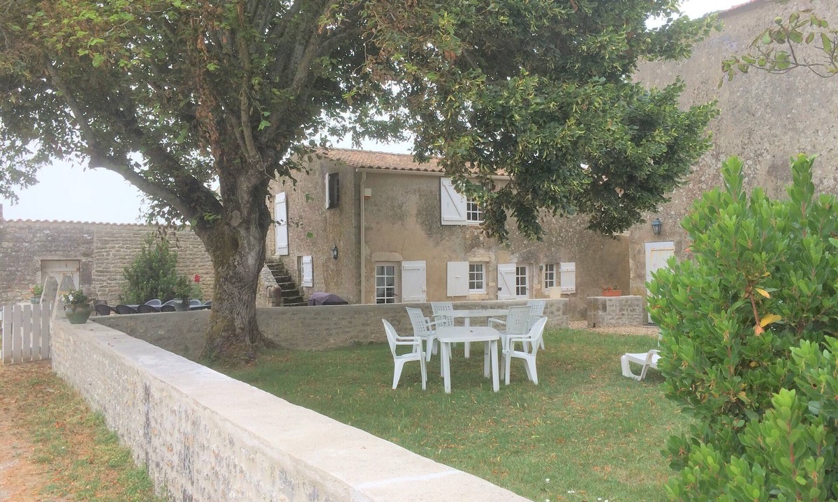La Remigeasse House | House next to cycle path with large garden and covered play area