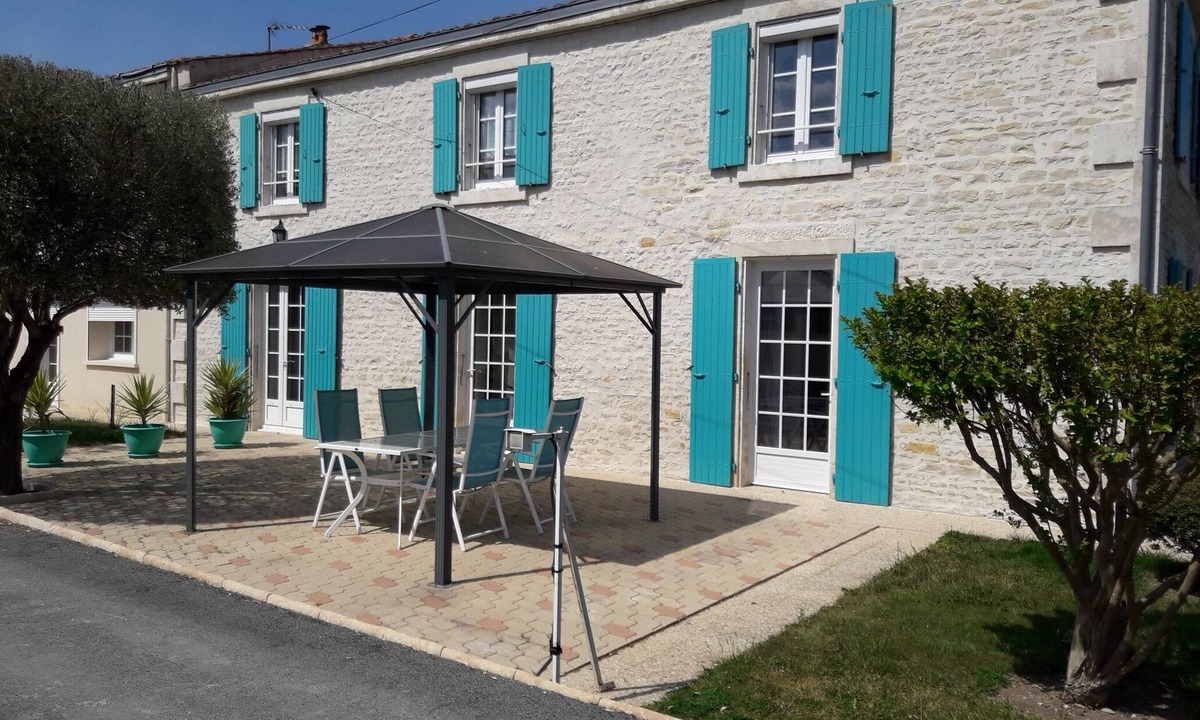 Saint-Hilaire-la-Palud Apartment | Ideal for visiting the marsh and relaxing with swimming pool, rowing boat, bicycles, park.