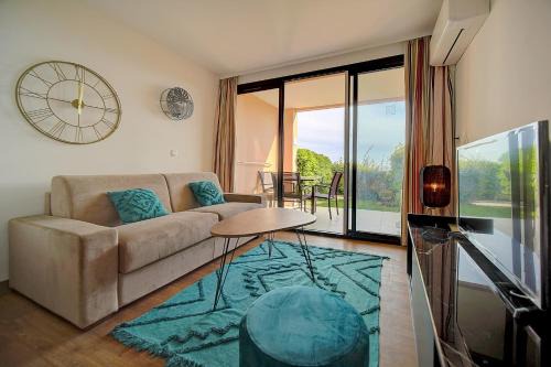 La Croix des Gardes Apartment | IMMOGROOM - 2 Rooms - Renovated - Pool - Air conditioning - Parking -
