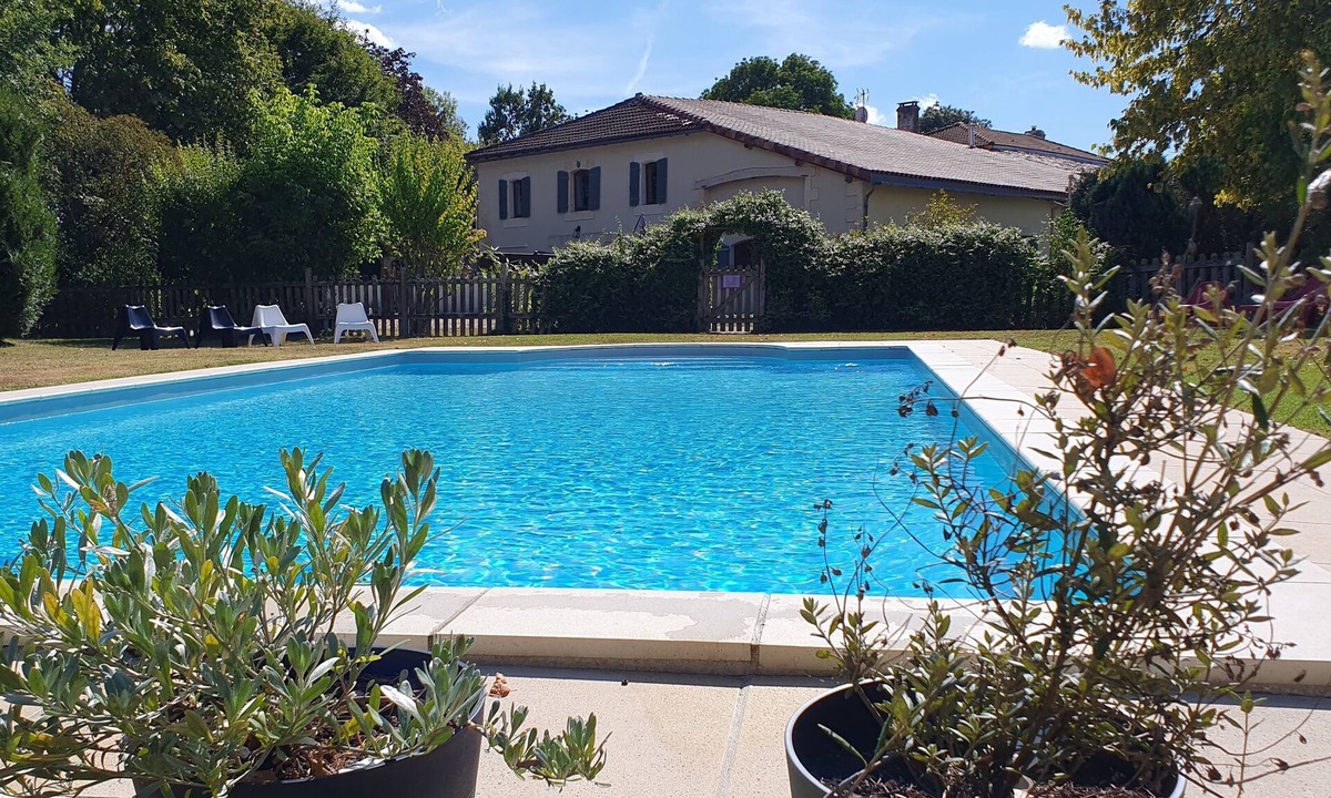 Chaunac Cottage | In the heart of the countryside 2 gites with heated swimming pool