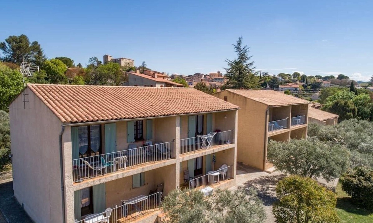 Greoux-les-Bains Apartment | (J) apartment 1 room, quiet, sun, free parking