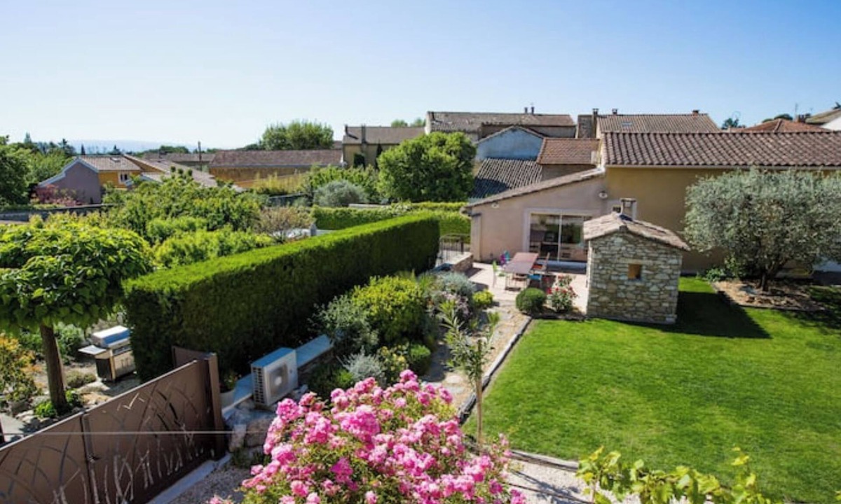 Chateauneuf-de-Gadagne House | L'Oustau de Famiho Air-conditioned gite in renovated farmhouse near Avignon swimming pool