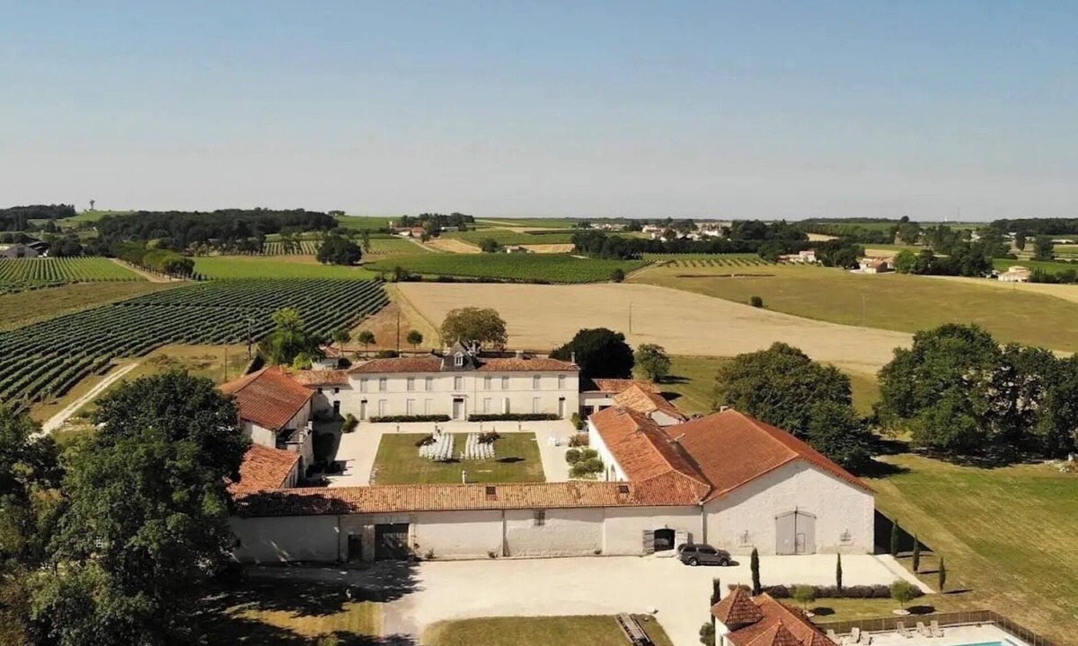 Reaux Apartment | La Cannonerie: Gîte in the heart of the Cognac vineyards with swimming pool.