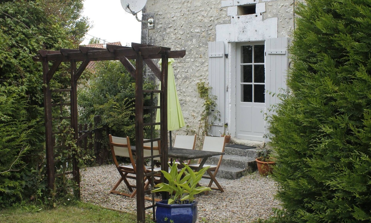 Bertric-Buree House | La Maison du Jardin, a two bedroomed cottage, with amazing views and sunsets.