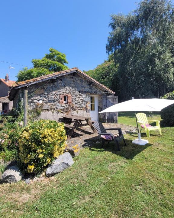Le Breuil-Bernard Bed & Breakfast | La maisonnette