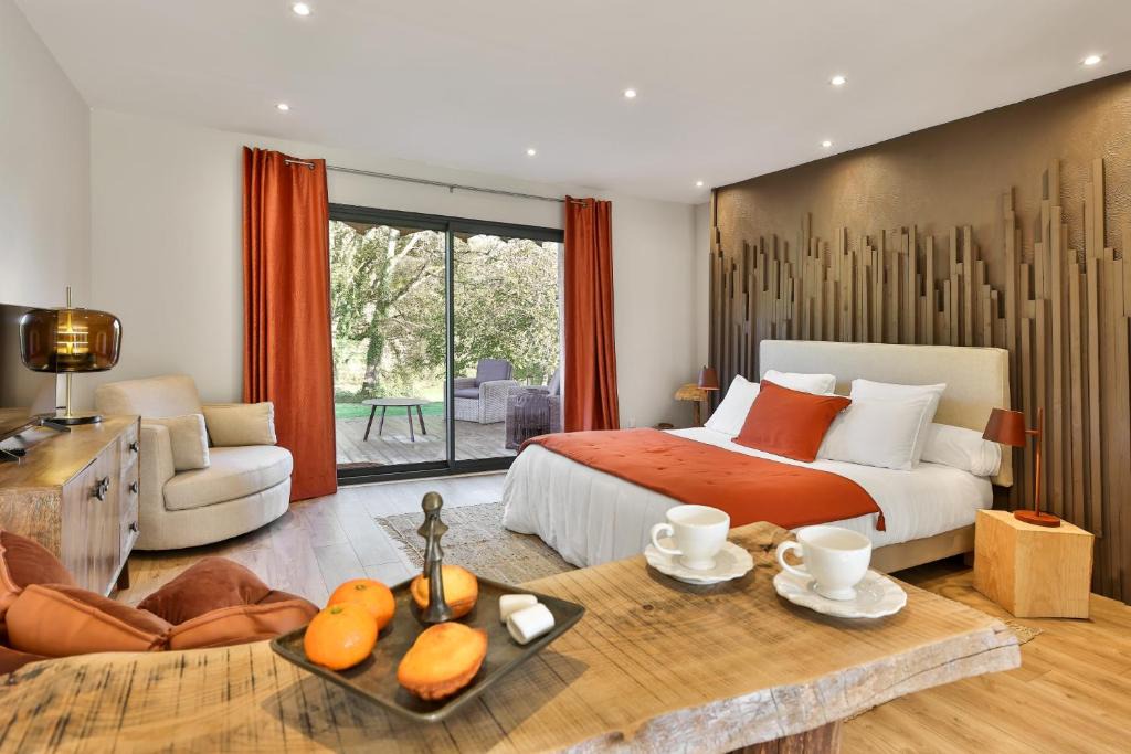 Saint-Martin-des-Combes Bed & Breakfast | La Mandrélie
