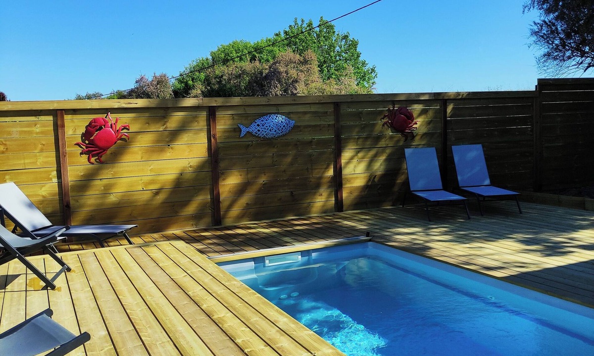Saint-Vivien-de-Medoc Villa | "La Pointe Pescade" fishermen's hut facing the estuary, swimming pool, air conditioning.