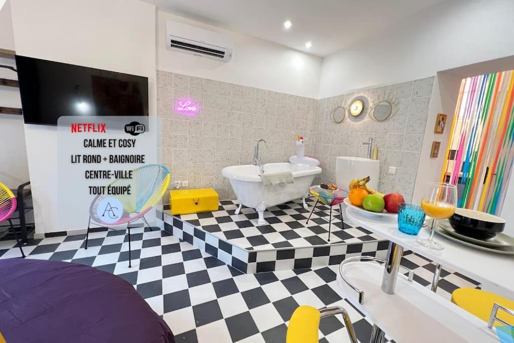Le Camas Apartment | La Suite PopArt - Baignoire - Lit Rond