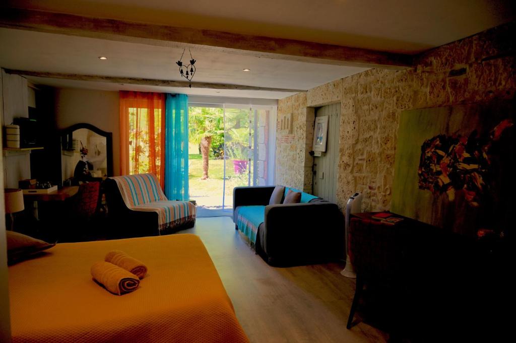Sainte-Colombe-en-Bruilhois House | LACOSTE
