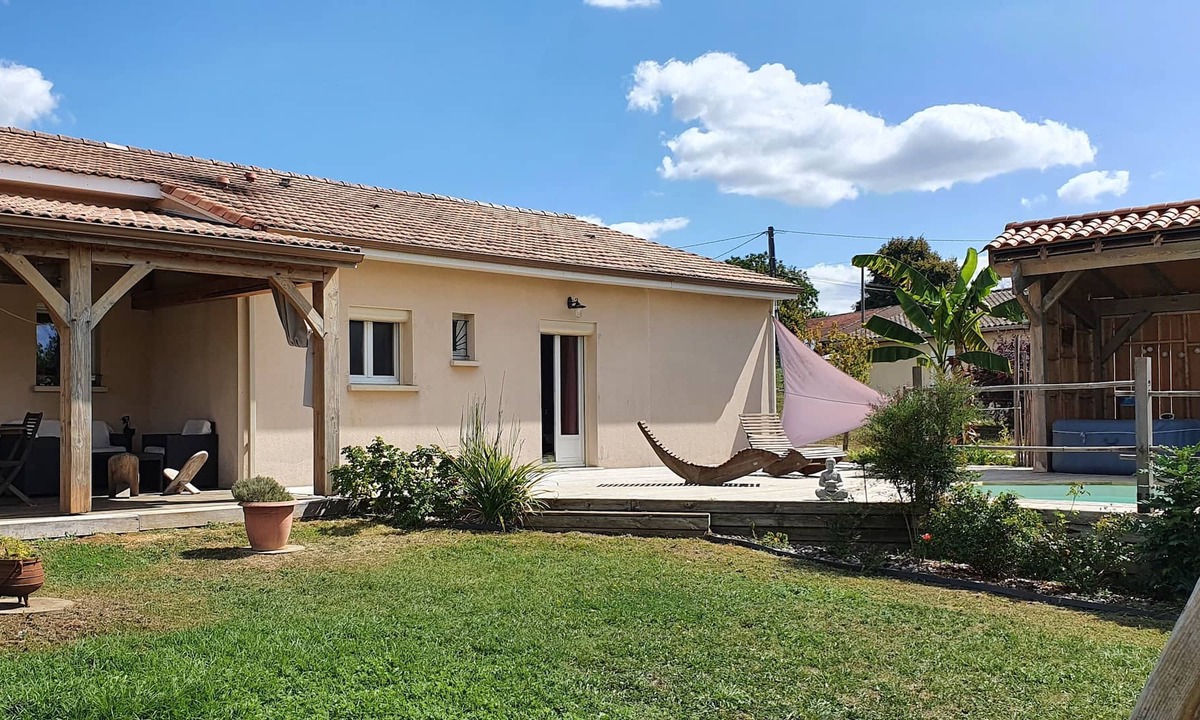 Veyrines-de-Vergt House | Large gîte with swimming pool