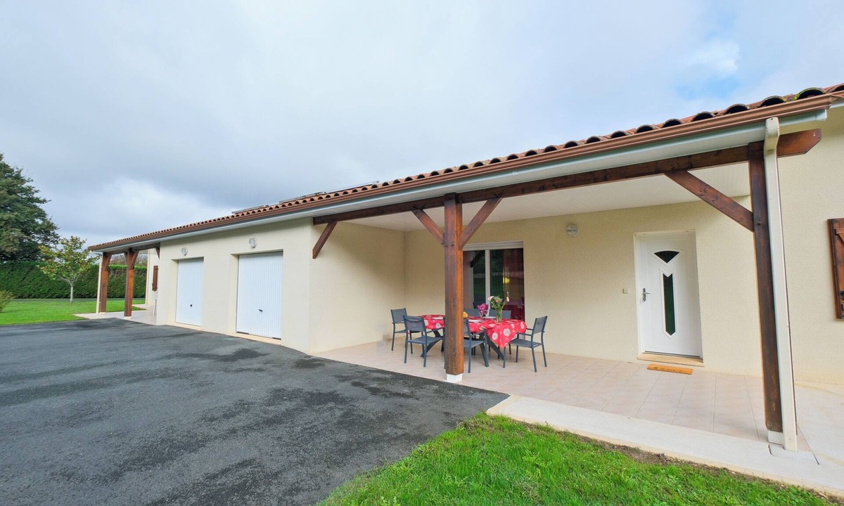 Savignac-les-Eglises House | Le Barradis – Single-storey house with air conditioning and shared pool in Savignac-les-Églises