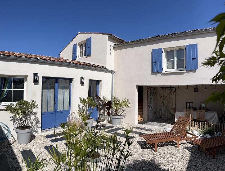 Saint Rogatien House | LE CLOS DE FLO 17