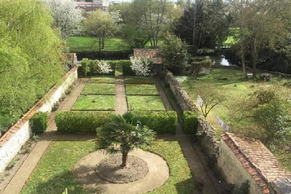 Jonzac Apartment | Les Jardins De La Seugne