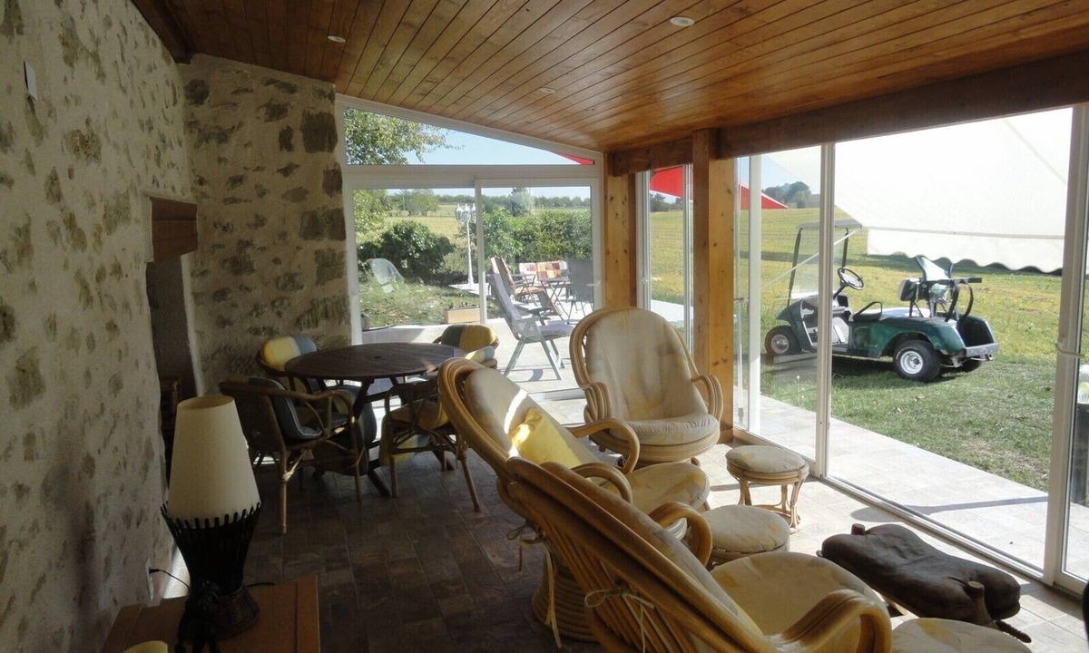 Saint-Colomb-de-Lauzun Cottage | Loco's Lodge 'Where Time Stands Still'