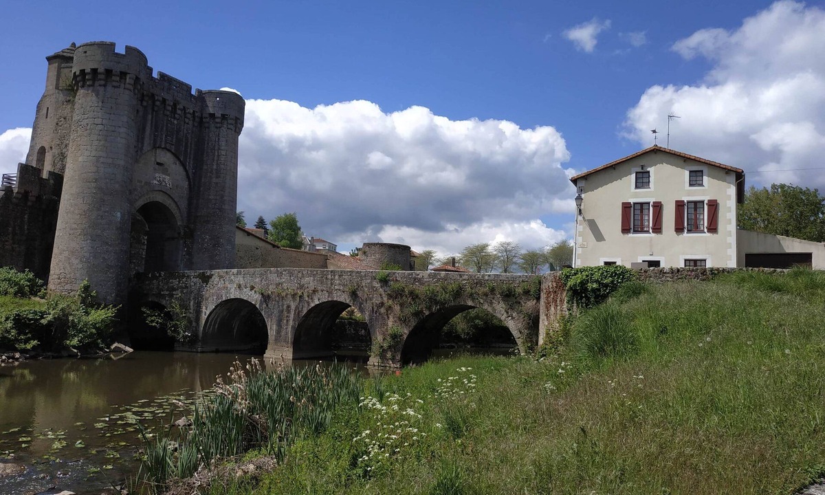 Parthenay House | Logis de la tour, in the heart of the medieval Parthenay quarter, sleeps 4 to 6