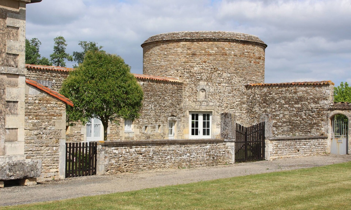 Paizay-Naudouin-Embourie House | Logis in the enclosure of the castle - Original accommodation sleeps 5
