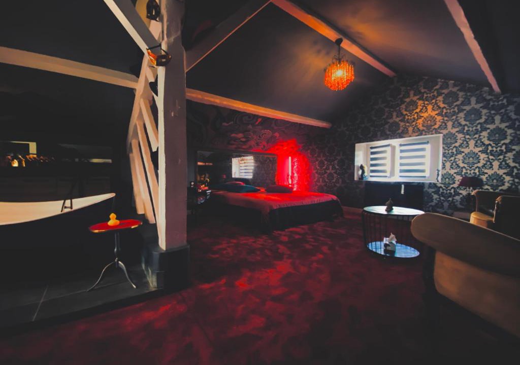 Saint-Vincent-de-Paul Bed & Breakfast | Love-Room Chic&Glam'