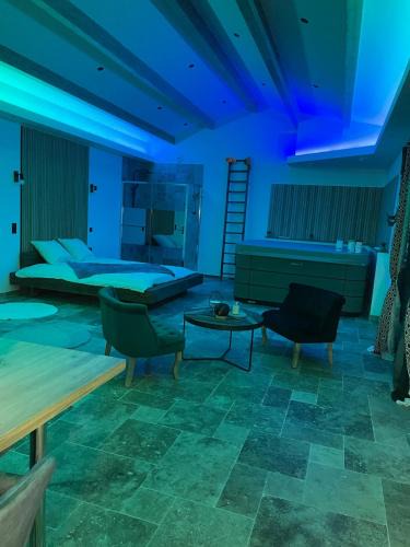 Paizay-le-Chapt Apartment | Love room