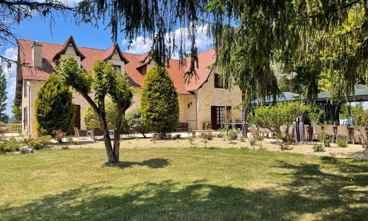 Nanteuil-de-Bourzac House | Luxury 9 bedrooms House, Sleeps 20, Swimming pool, Stunning views, games room.