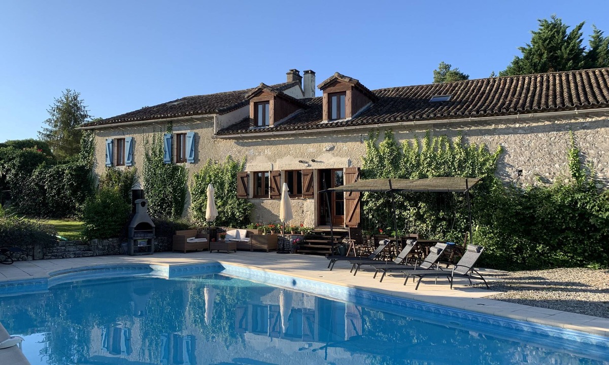 Saint-Capraise-d'Eymet House | Luxurious farmhouse property with chic barn conversion & fabulous pool