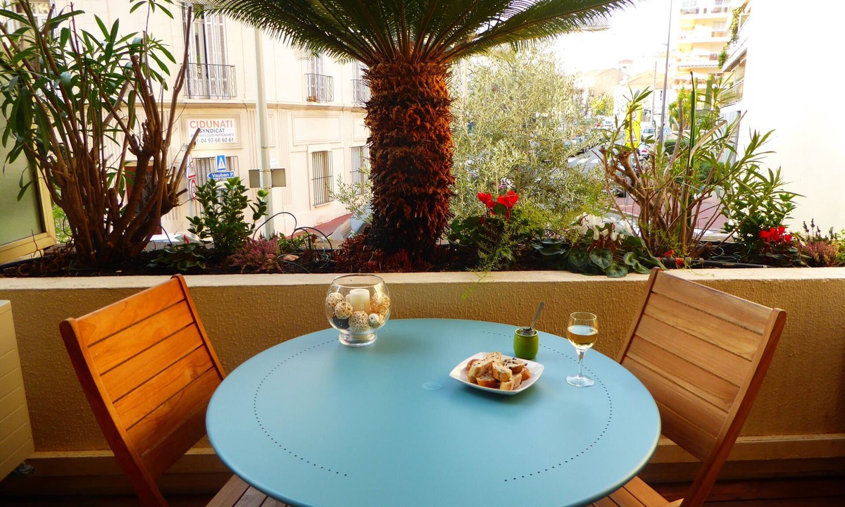 Cannes City Centre Apartment | "MADAME CHIC" . Distinguished and warm, the apartment is in its image .