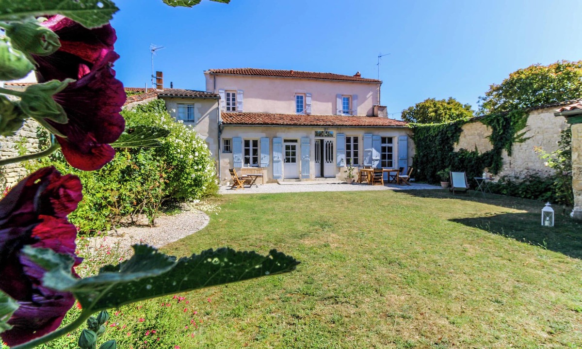 La Jarrie House | MAGNIFICENT, CHARMING CHARENTAIS HOUSE