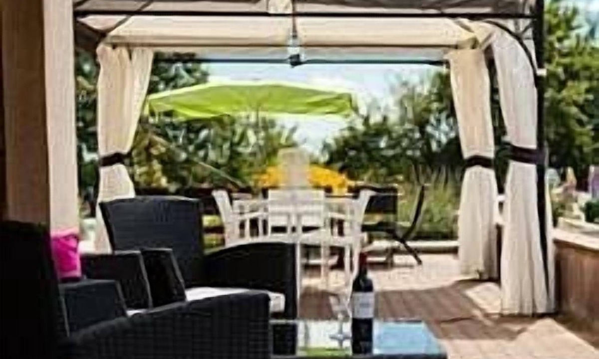 Faye-l'Abbesse Villa | Magnificent House and Grounds, Heated Salt Water Pool, Family Friendly, WIFI
