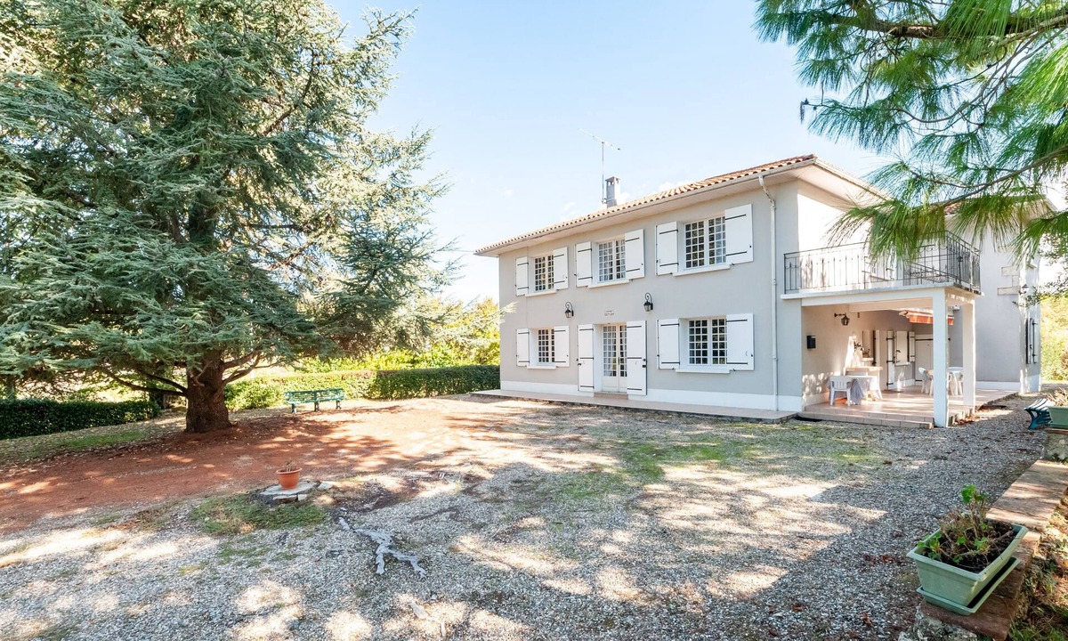 Bon-Encontre House | Magnificent house with swimming pool