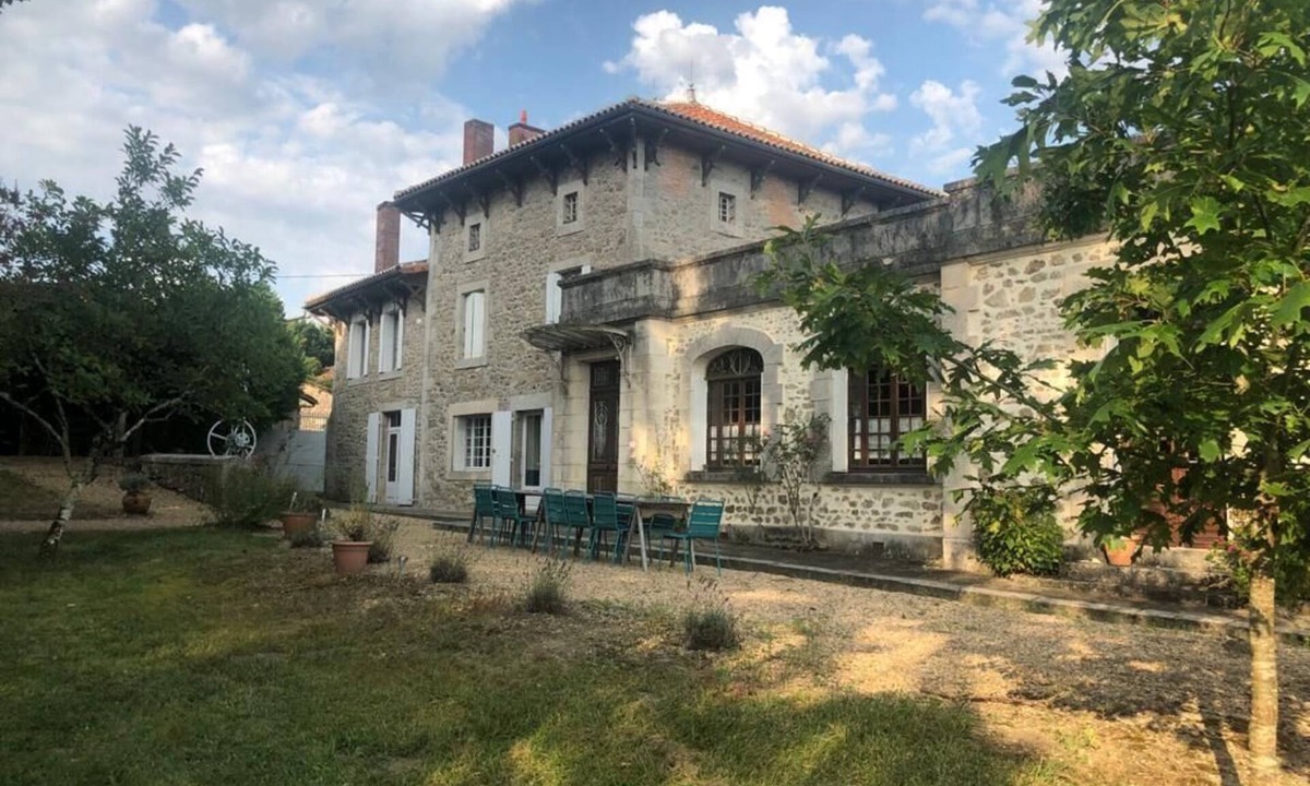 Busserolles House | Magnificent house with large garden and private pond