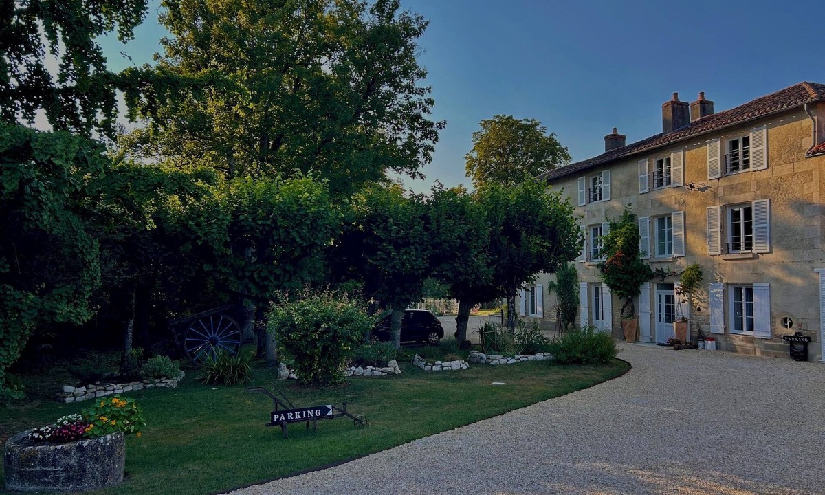 Chasseneuil-du-Poitou Villa | Maison 18e Siècle Avec son Parc au Bord de la Rivière à 5 Minutes du Futuroscope