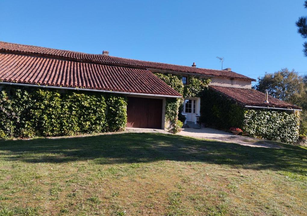 Clesse House | Maison au calme avec vue étang