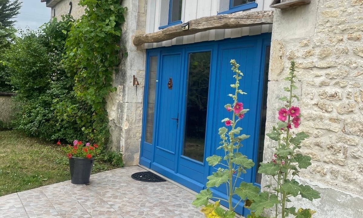 Surgeres House | Maison Charentaise Idéale Pour une Famille Avec Grand Parc et Piscine