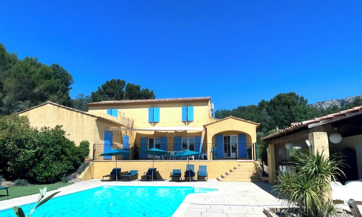 Merindol Villa | Maison des Arches. At the foot of the Petit Luberon. 6 bedrooms. Swimming pool.