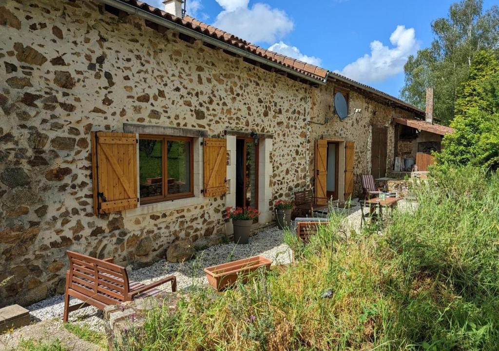 Massignac House | Maison spacieuse à Massignac avec jardin privé, proche activités et Domaine des Étangs - FR-1-653-213