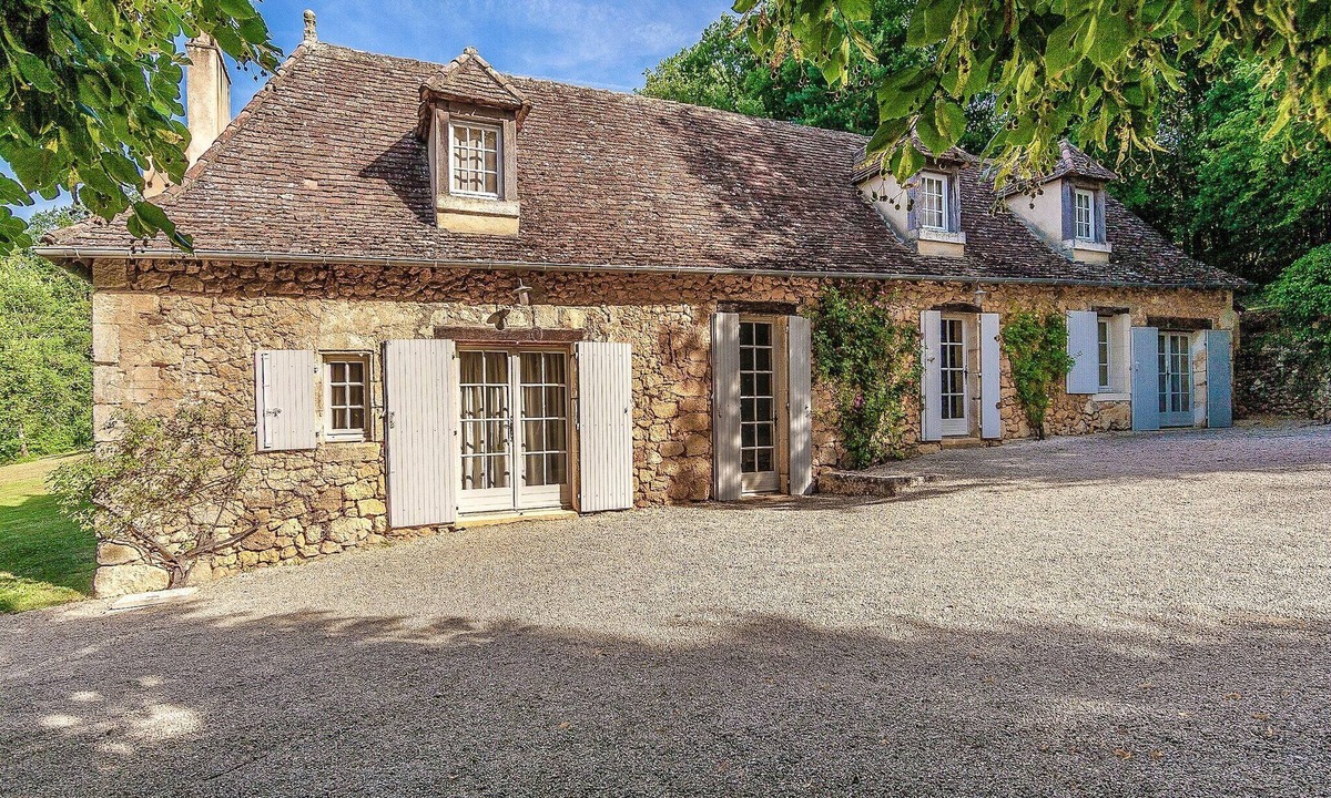 Saint-Georges-de-Montclard Villa | Mansion in Aquitaine with Private Pool