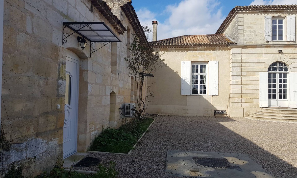 Ambares-et-Lagrave House | mansion.