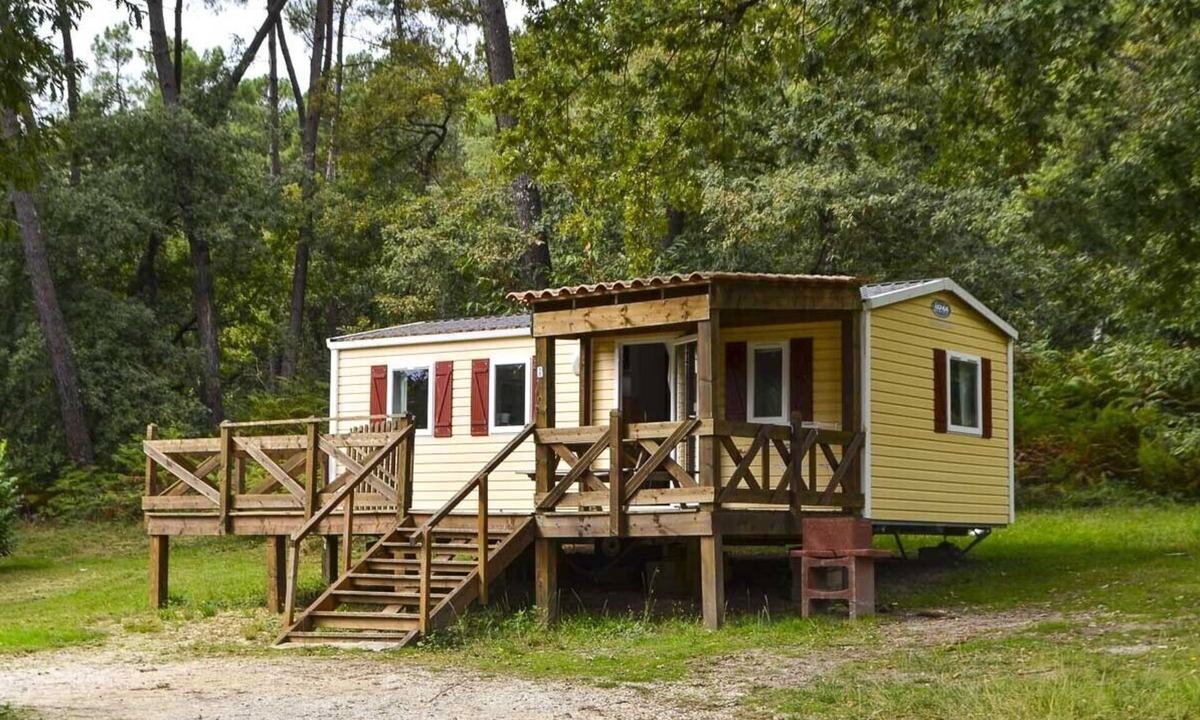 Douville House | Mobile home near a fishing pond