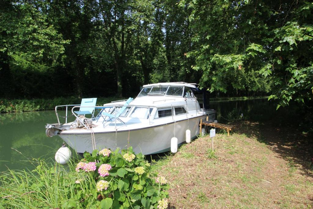Meilhan-sur-Garonne Boat Rental | Nuit à quai sur notre vedette!