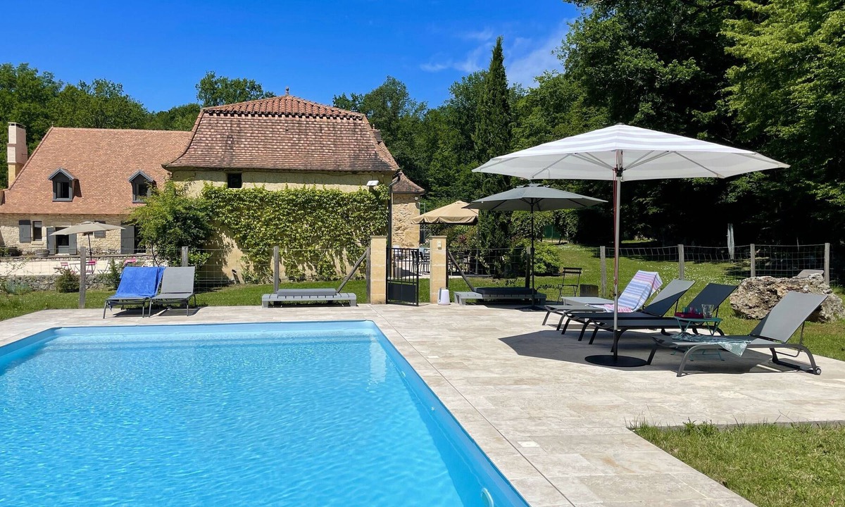 Lanquais House | Old farm surrounded by woods in Dordogne. Private swimming pool and tennis court